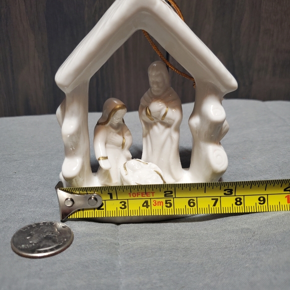 PORCELAIN NATIVITY CHRISTMAS ORNAMENT IN WHITE AND GOLD COLORS - 2003 - Picture 5 of 5
